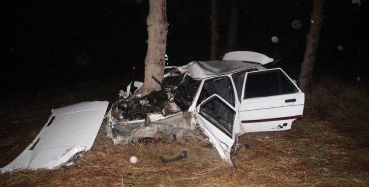 Kazada ağaca çarpan otomobil hurdaya döndü: 2 yaralı
