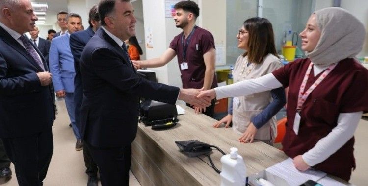 Vali Eldivan, hastanede tedavi gören hastaları ziyaret etti
