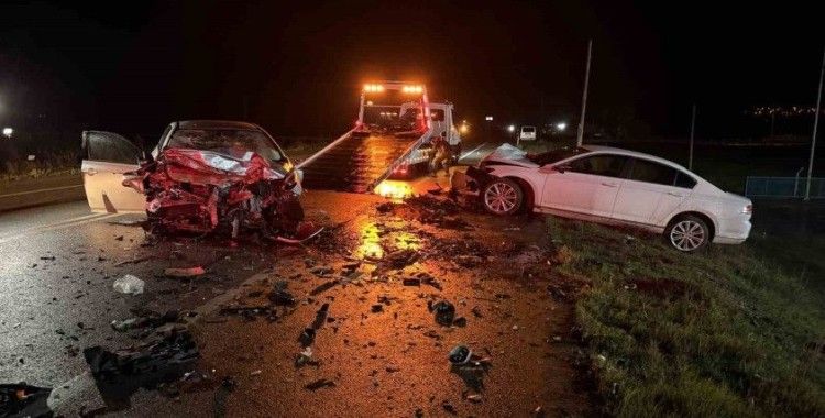 Çanakkale’de bayramın 2’nci günü feci kaza... İki otomobil kafa kafaya çarpıştı: 3 ölü, 1 yaralı
