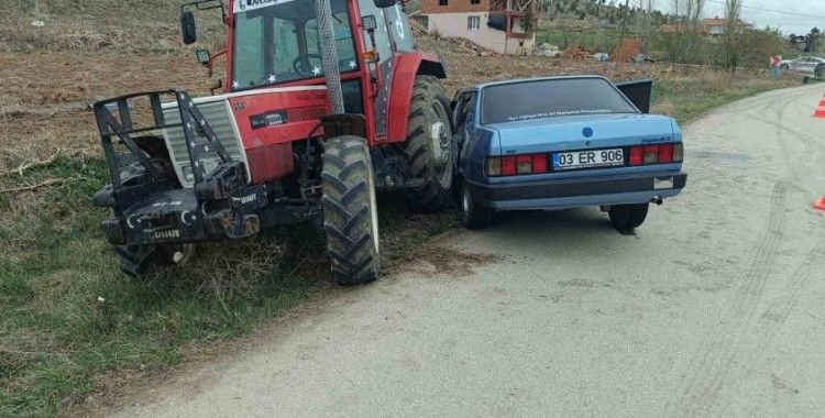 Otomobilin traktöre çarptığı kazada 3 kişi yaralandı
