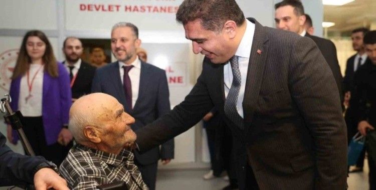 Vali Aslan’dan hastalara bayram ziyareti
