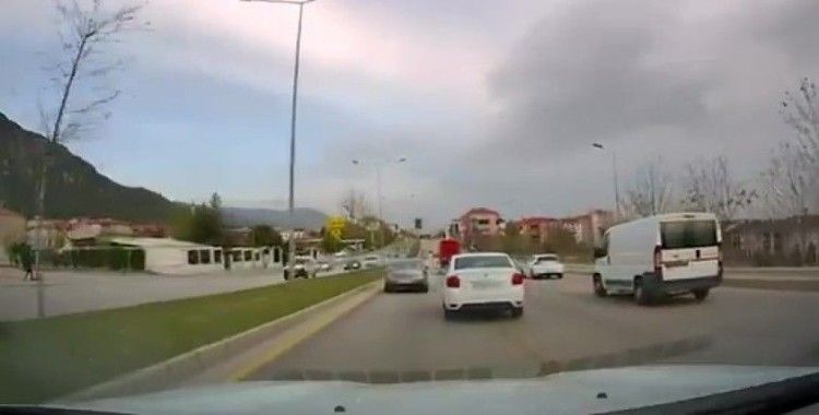 Makas atarak ilerleyen sürücüye 9 bin lira ceza kesildi
