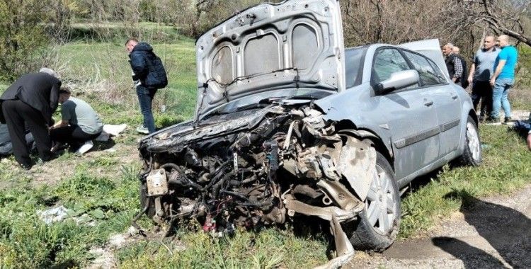 Amasya’da otomobil bariyerlere çarptı: 2 yaralı