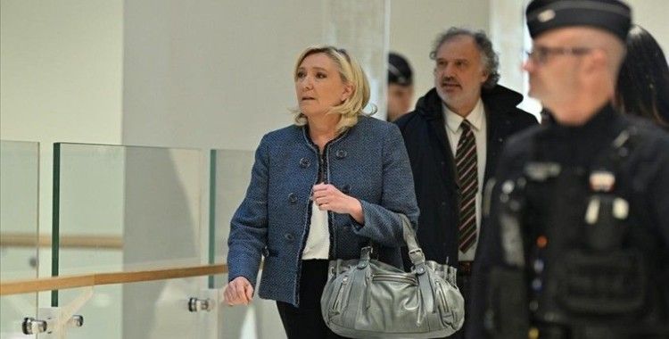 Fransız siyasetçi Le Pen, cumhurbaşkanlığı adaylığını engelleyebilecek davada yolsuzlukla yargılanıyor