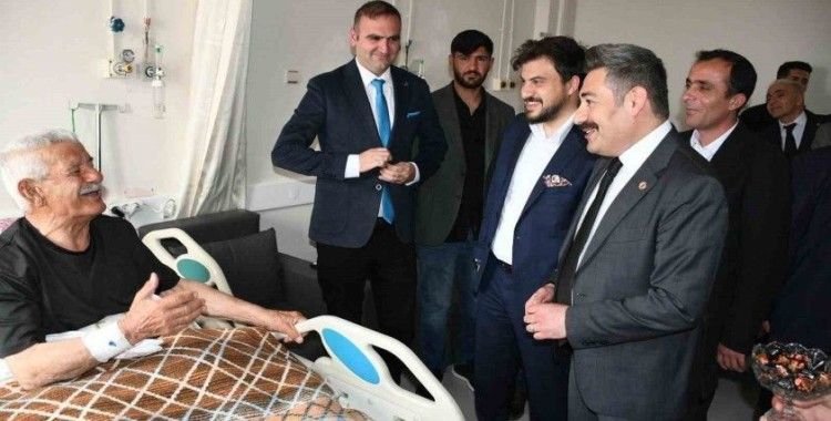 Kaymakam Özçelik’ten hastalara bayram ziyareti
