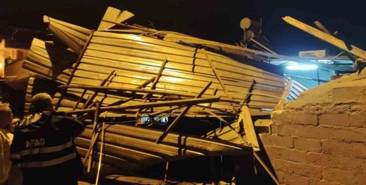 Fırtınada uçan su deposu, yan evin banyosuna düştü
