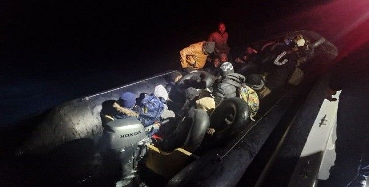 Ayvalık açıklarında 35 düzensiz göçmen Sahil Güvenlik’ten kaçamadı
