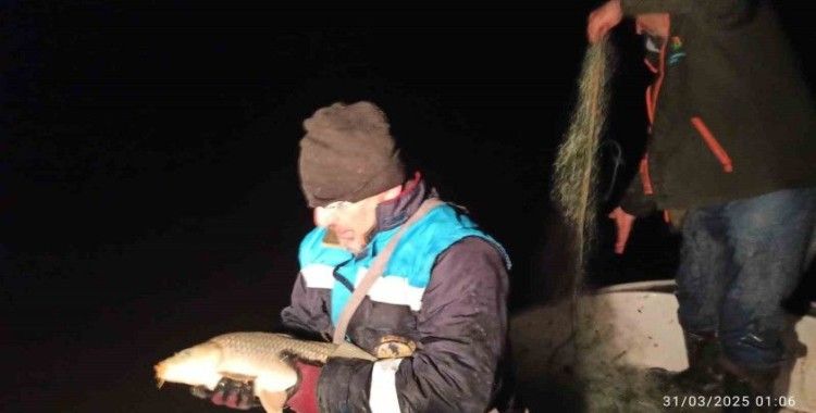 Kovada Gölü’nde gizli sazan avına gece baskını
