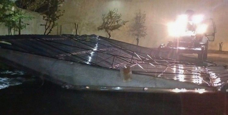 Efeler Belediyesi, fırtınanın izlerini siliyor
