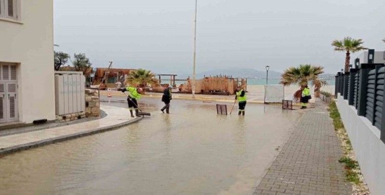 Çeşme’de sağanak yağış: Sokaklar göle döndü
