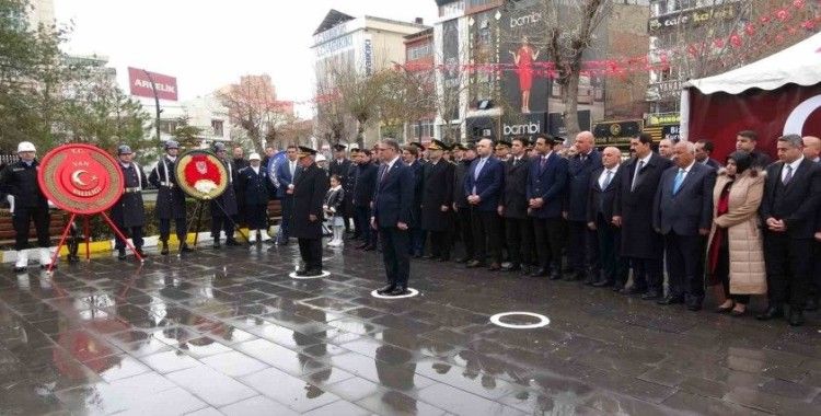 Van’ın düşman işgalinden kurtuluşu sağanak yağmura rağmen coşkuyla kutlandı

