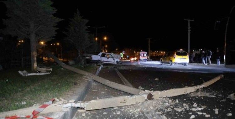 Alkollü sürücü önce araca, sonra da aydınlatma direğine çarptı: 1 yaralı
