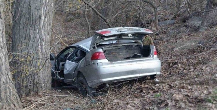 Erzurum’da virajı alamayan otomobil şarampole devrildi: 3 yaralı
