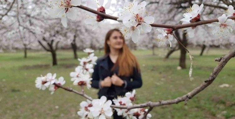 Çiçek açan ağaçların görselliği mest etti
