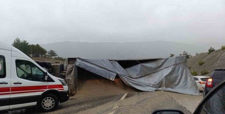 Kamyon devrildi sürücü yaralandı
