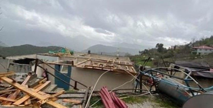 Kuvvetli rüzgar çatıları uçurdu
