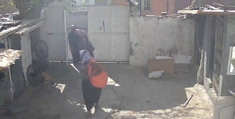 Eve giren kadın şahıslar, altınlarla kayıplara karıştı
