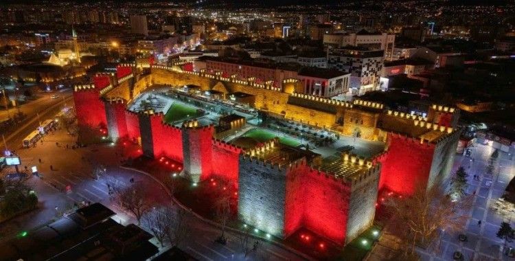 Cumhuriyet meydanı, otizm farkındalık rengi ile ışıklandırıldı
