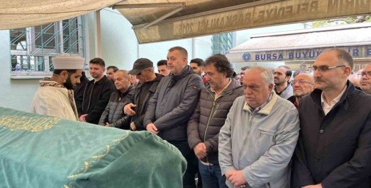 Eşi ve oğlunun yanına defnedildi
