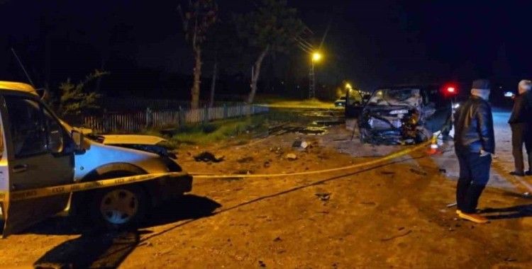Amasya’da minibüs ile hafif ticari araç kafa kafaya çarpıştı: 7 yaralı
