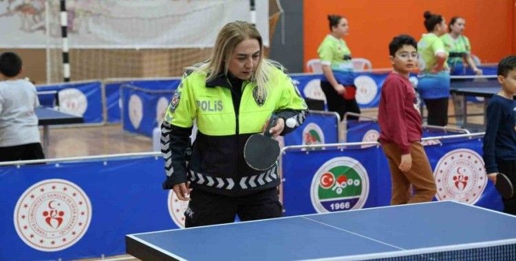 127 öğrenci, Polis Haftası etkinliklerinde masa tenisi oynadı
