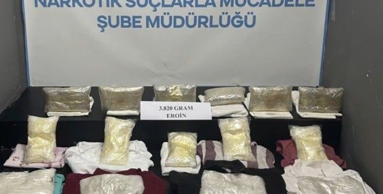 Hakkari’de otomobilin yakıt deposunda 21 kilo 440 gram uyuşturucu madde ele geçirildi
