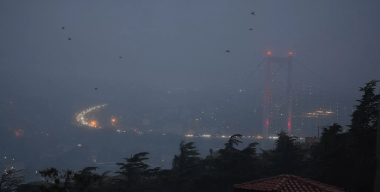 İstanbul'da sis etkili oldu: Boğaz'da gemi trafiği askıya alındı