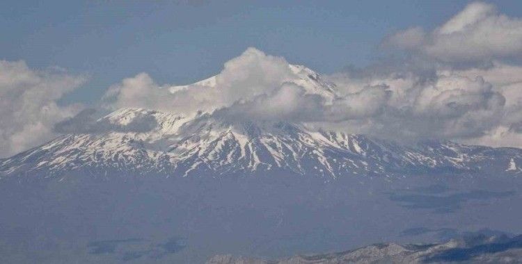 Ağrı Dağı göz kamaştıran manzarasıyla dikkat çekiyor
