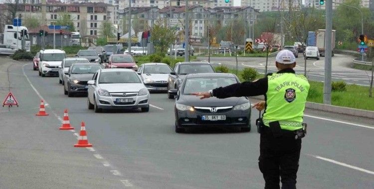 Emniyetten bayram dönüşüne geçen sürücülere bilgilendirme ve uyarı
