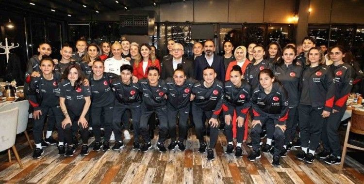 Sivas’ta A Milli Kadın Futbol Takımı’na moral yemeği
