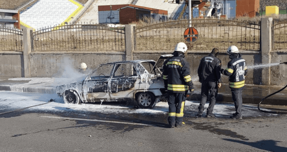 Erzurum'da seyir halindeki araç alev topuna döndü