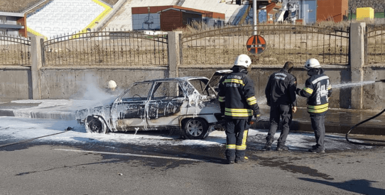 Erzurum'da seyir halindeki araç alev topuna döndü