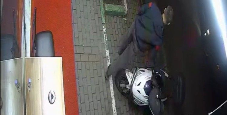 Markete girdi alışveriş yaptı, dışarı çıktı motosiklet çarptı
