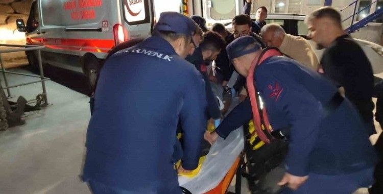 Çanakkale’de göğüs kafesi kemiği kırığı tanısı konulan hasta Sahil Güvenlik ekiplerince tahliye edildi
