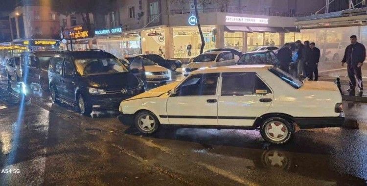 Kazaya karıştı, aracını bırakıp kaçtı
