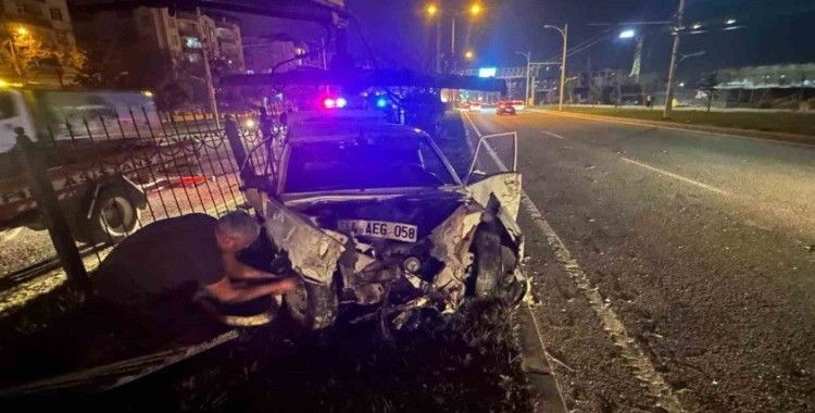 Malatya’da kontrolden çıkan Fiat Tofaş otomobil ortalığı savaş alanına çevirdi: 4 yaralı
