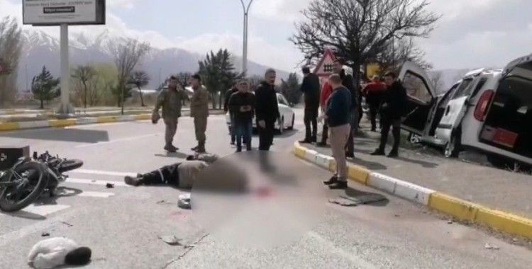 Otomobille çarpışan motosiklet sürücüsü ağır yaralandı
