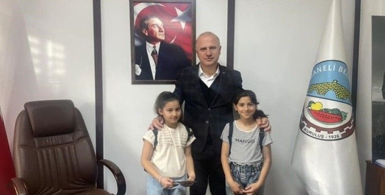 Belediye başkanından miniklere samimi karşılama
