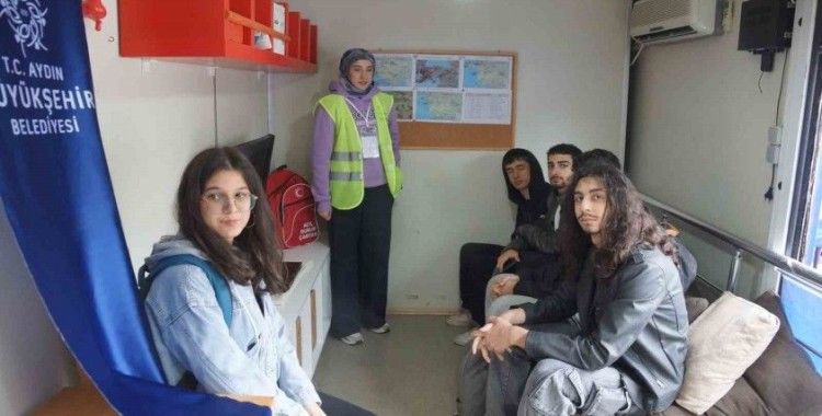 Aydınlılar deprem simülatöründe 7.4 şiddetinde depremi yaşıyor