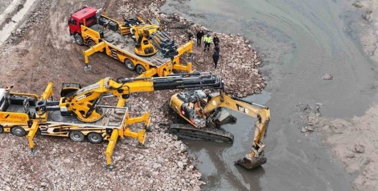 Porsuk Çayı zeminine gömülen ekskavatör 2 vinç ile çıkarıldı
