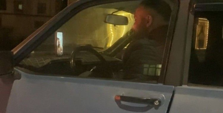 Aracıyla seyir halindeyken görüntülü sohbet eden sürücüye 5 bin 327 lira ceza kesildi
