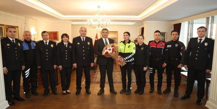 Emniyet mensuplarını makamında ağırladı
