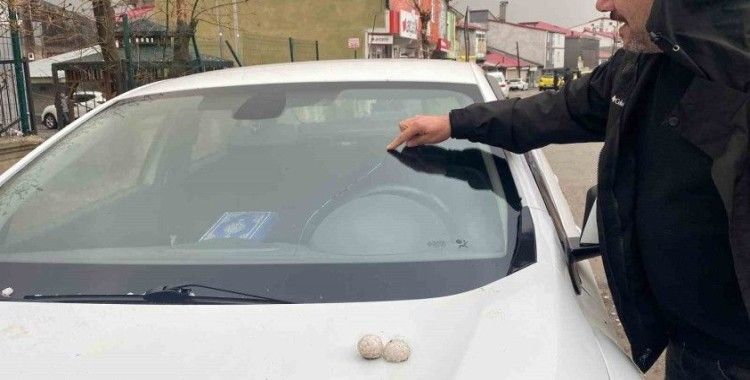 Bingöl’ü dolu vurdu, gün geceye döndü, araçların camları kırıldı
