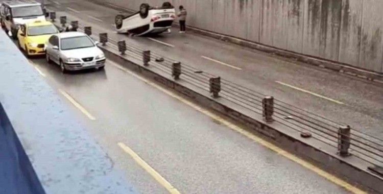 Alt geçitte takla atan otomobil trafiği aksattı
