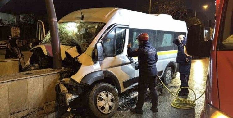 Kontrolden çıkan servis minibüsü alt geçidin duvarına çarptı
