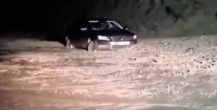 Yüksekova’da sel sularında mahsur kalan sürücüyü belediye ekipleri kurtardı

