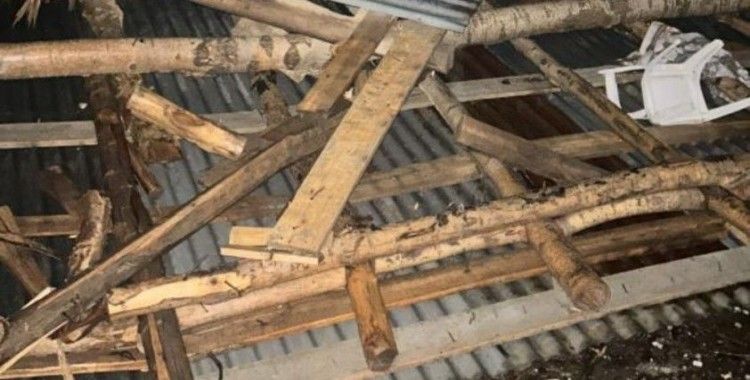 Hakkari’de şiddetli fırtına yıkıp geçti: 69 çatı zarar gördü
