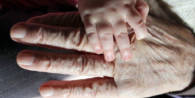 Dinlenirken ortaya çıkan titremeler Parkinson belirtisi olabilir: 65 yaş üstü her 100 kişiden birini tehdit ediyor