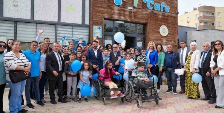 Tarsus’ta çocuklar gökyüzüne balon bıraktı