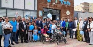 Tarsus’ta çocuklar gökyüzüne balon bıraktı

